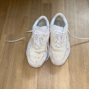 Puma Tennis Shoes - Size 8 - used. Can be washed